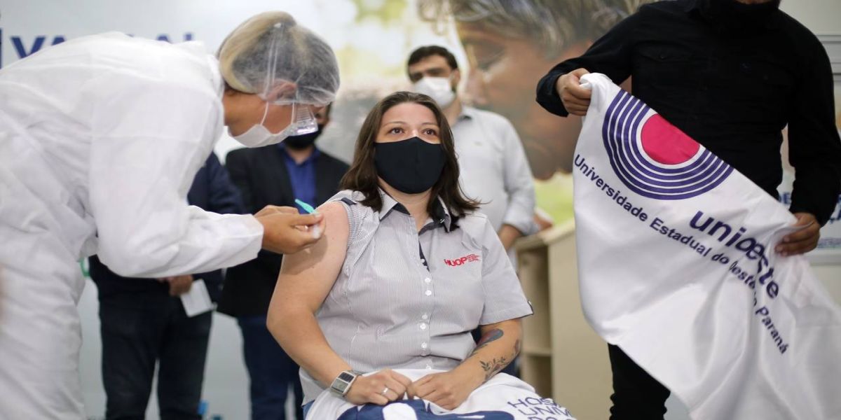 “Covid que lute”, diz a primeira profissional de saúde do Huop a ser imunizada