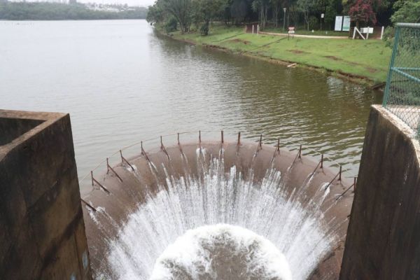 Lago Municipal volta atingir o nível normal de vazão