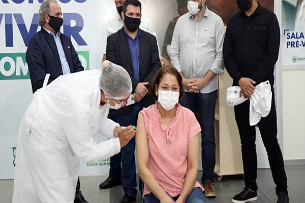 Técnica em enfermagem que ficou 22 dias entubada recebe homenagem