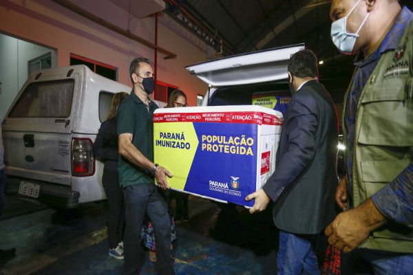Vacinas chegam às 22 Regionais de Saúde do Paraná