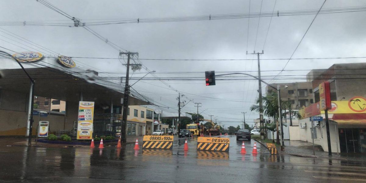 Após rompimento de rede de esgoto, Rua Manaus x Jorge Lacerda é interditada