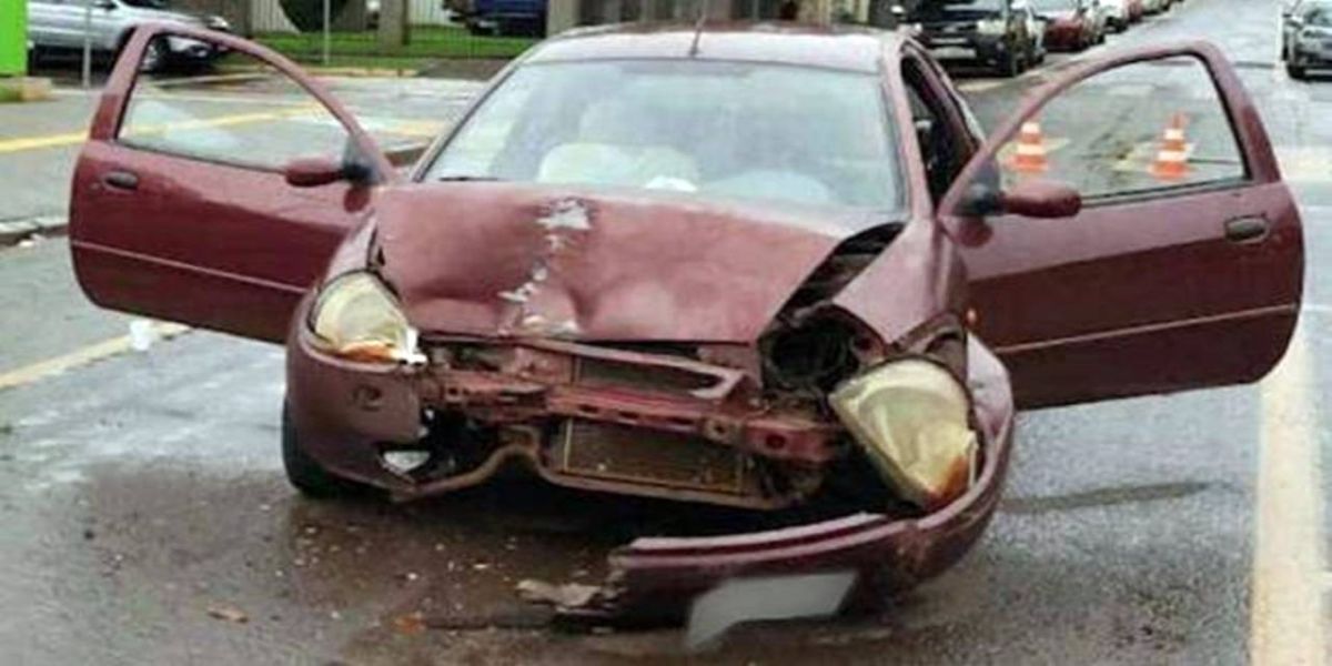 Criança de 2 anos morre afogada e pais batem carro ao tentar socorrer o filho