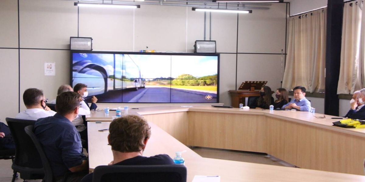 Empresa chinesa apresenta modelo inovador ao transporte coletivo