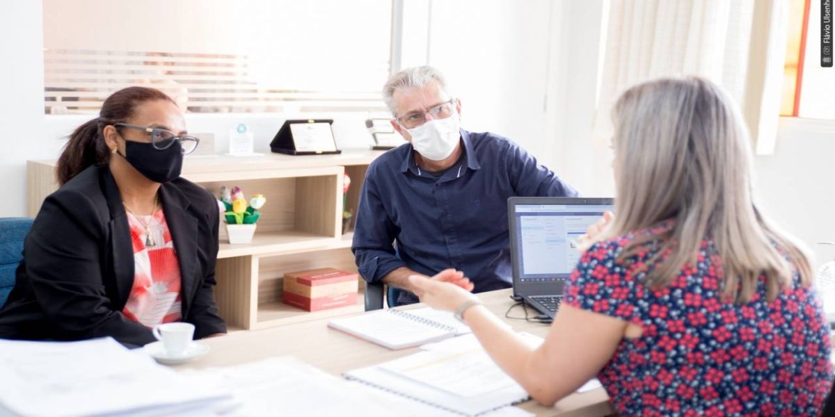 Vereadores visitam secretária de Educação e oferecem sua atuação legislativa no setor
