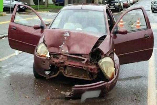 Criança de 2 anos morre afogada e pais batem carro ao tentar socorrer o filho