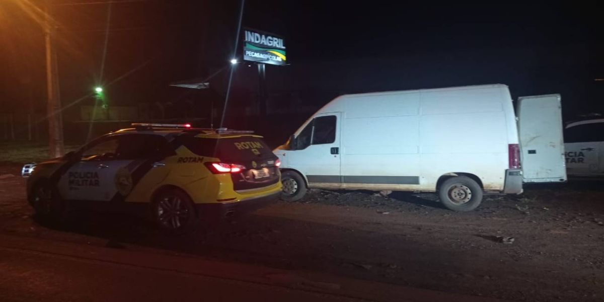 Rotam de Cascavel apreende furgão carregado com cigarros contrabandeados na PR-364