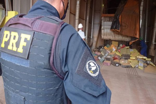 Imagem referente a notícia: PRF apreende mais de 2,5 toneladas de maconha no Paraná