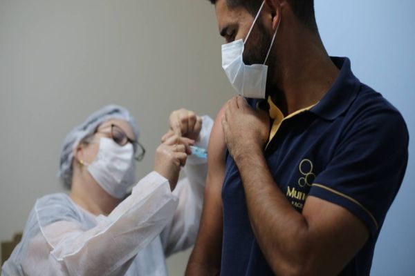 Covid-19: “Me sinto reconhecida”, diz primeira auxiliar de limpeza vacinada do Huop