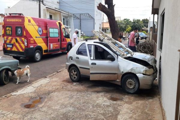 Imagem referente a notícia: Motorista perde o controle da direção e entra com carro dentro de residência no Bairro São Cristóvão
