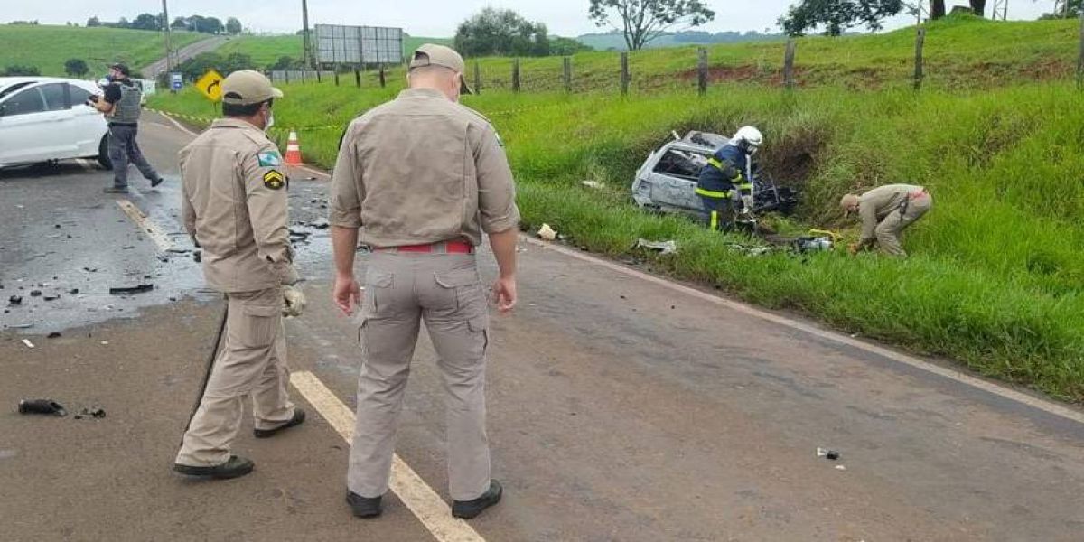 Duas pessoas roubam carro da prefeitura de Verê, e morrem após grave acidente na PR-281