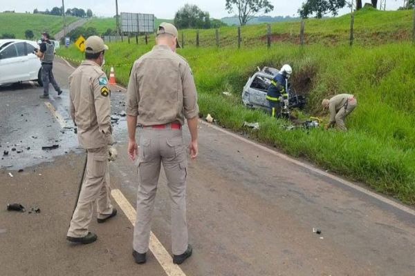 Imagem referente a notícia: Duas pessoas roubam carro da prefeitura de Verê, e morrem após grave acidente na PR-281