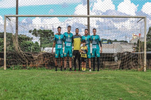 Goleiros do FC Cascavel recebem visita de torcedor mirim que sonha defender a meta aurinegra