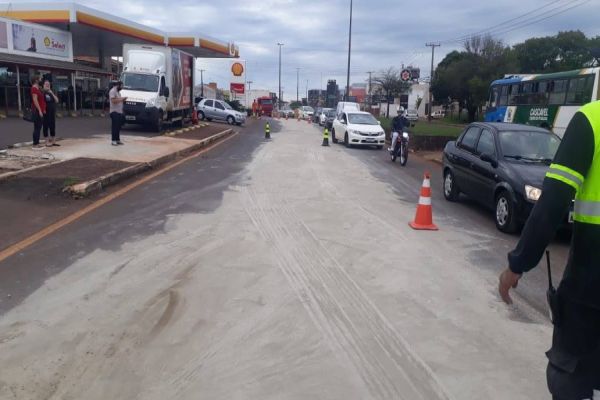 Alerta de Trânsito: Agentes de Trânsito trabalham na limpeza de óleo na Carlos Gomes