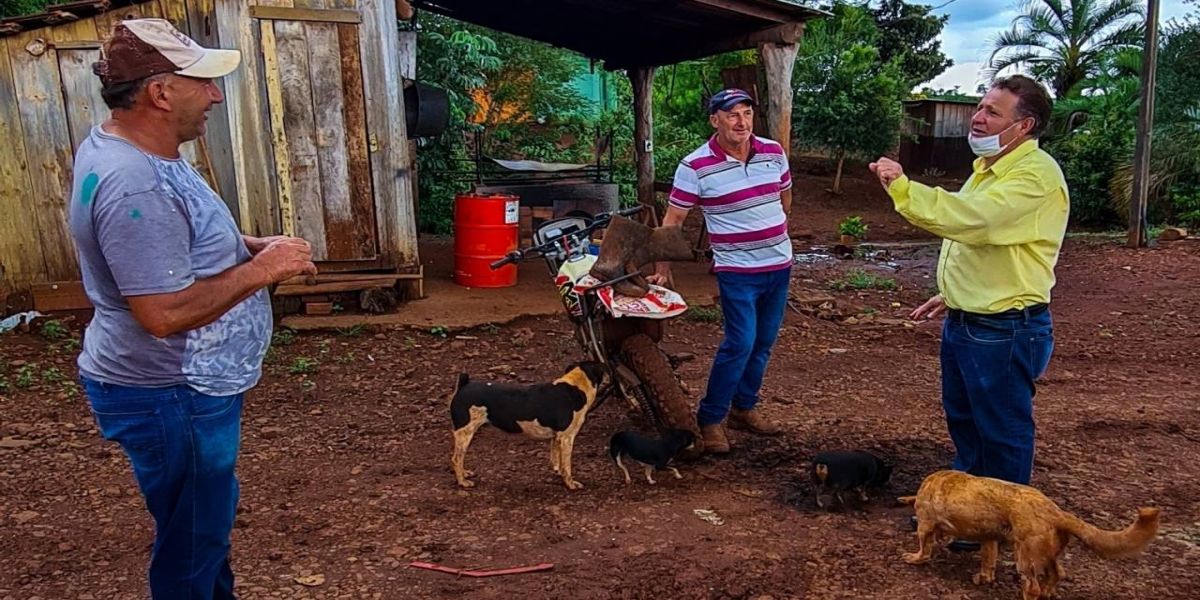 Melo conhece parceria entre agricultores e prefeitura que garantiu asfalto em Toledo