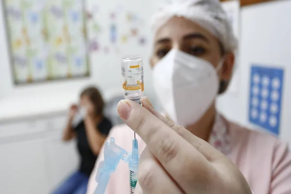 Foto relacionada a notícia: Imunização contra a Covid-19 alcança 99,9 mil paranaenses