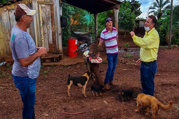 Melo conhece parceria entre agricultores e prefeitura que garantiu asfalto em Toledo