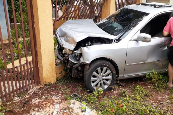 Imagem referente a notícia: Cinco pessoas ficam feridas e Azera atinge muro após forte colisão de trânsito no Bairro Clarito