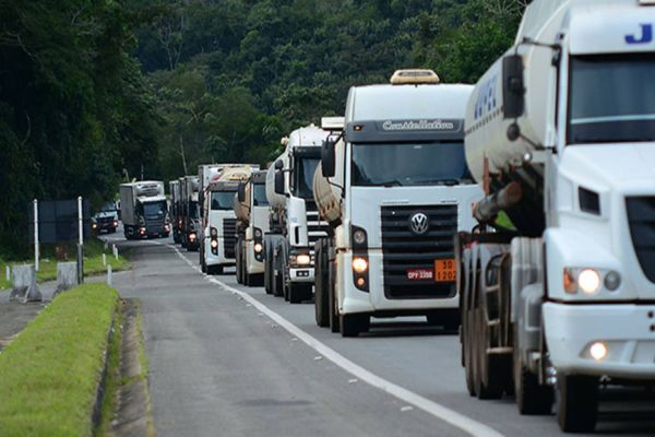 Caminhoneiros protestam em São Paulo contra aumento do ICMS