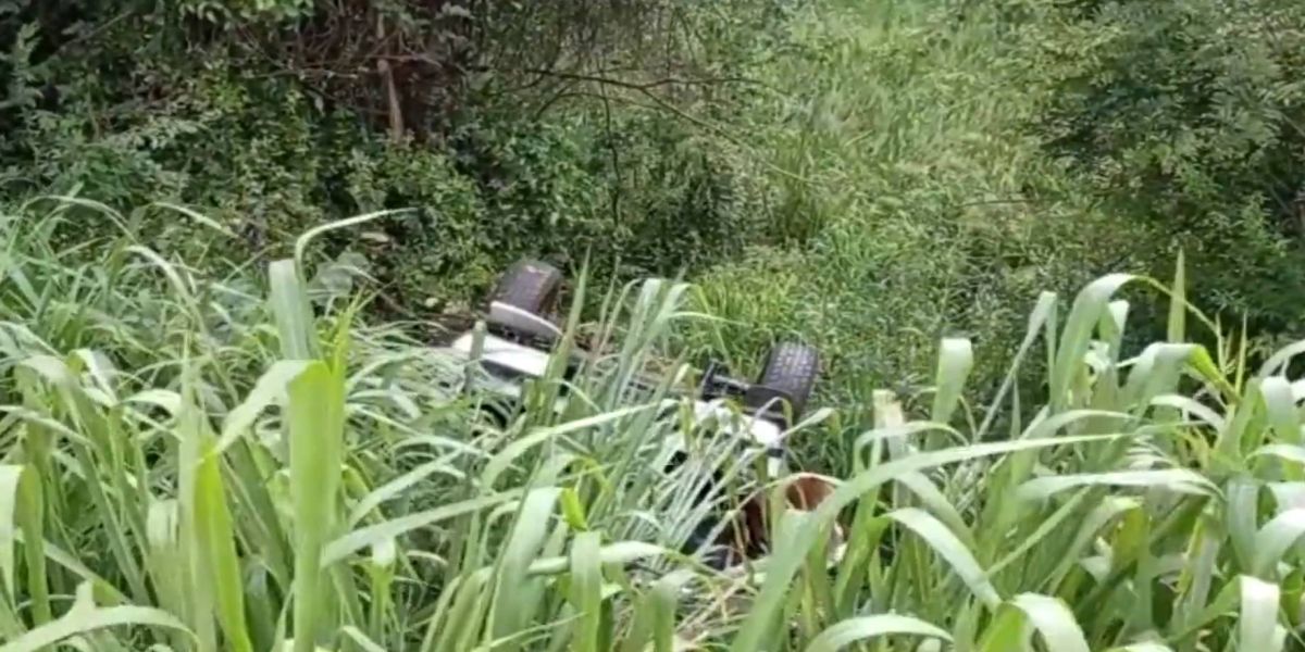Mulher fica ferida após Ranger capotar e cair em barranco na 467