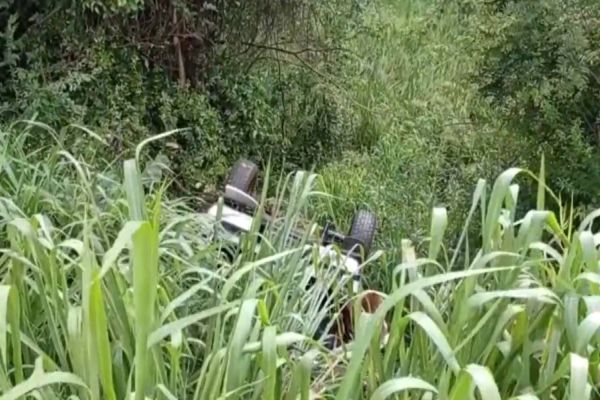 Mulher fica ferida após Ranger capotar e cair em barranco na 467