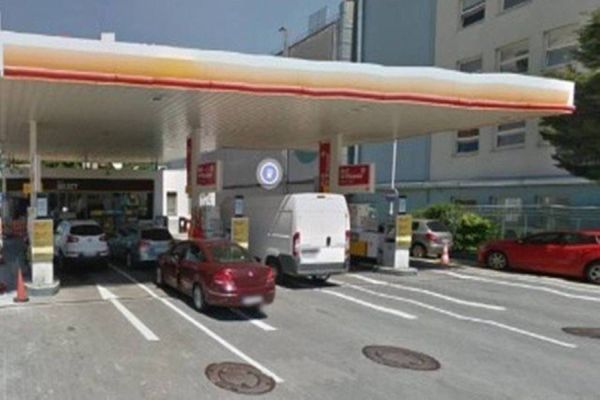 Mulher faz sexo com ladrão em loja de conveniência para atrasá-lo até a chegada da polícia