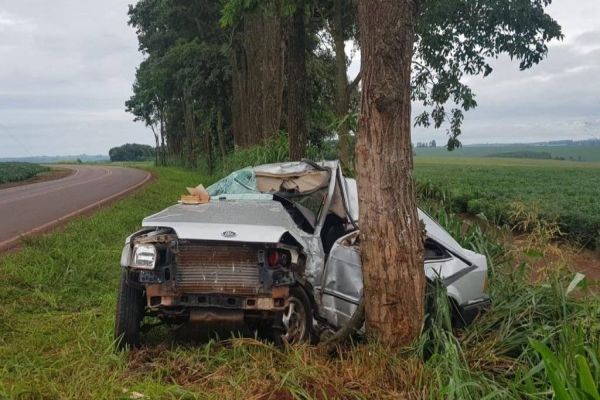 Mulher morre após colidir contra árvore na PR-364