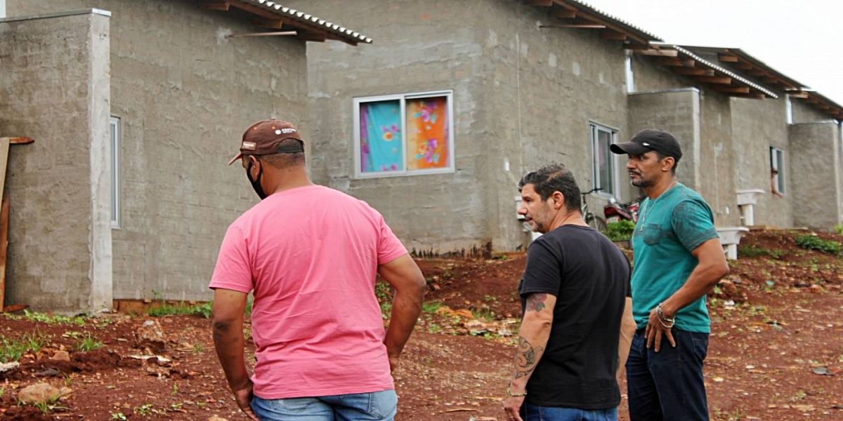 Vereadores fiscalizam casas no Loteamento Favo de Mel