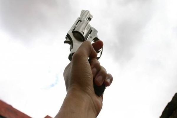 Homens efetuam disparos de arma de fogo em pátio de posto na PR 090, em Piraí do Sul