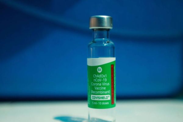 Oxford afirma que sua vacina é 76% eficaz por três meses após uma dose