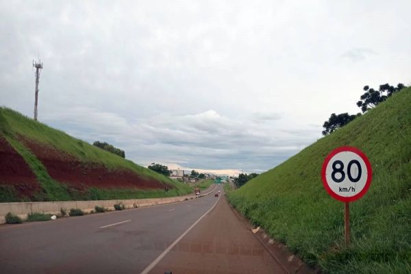PRC-467 recebe nova sinalização de velocidade e PRE intensifica fiscalização