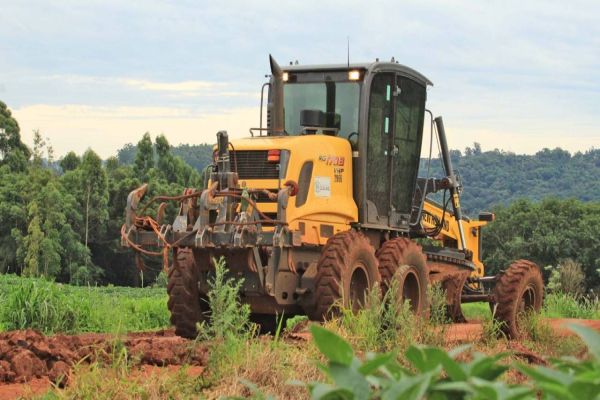 Imagem referente a notícia: Operação Safra faz reparos em estradas, bueiros e pontes no interior de Cascavel