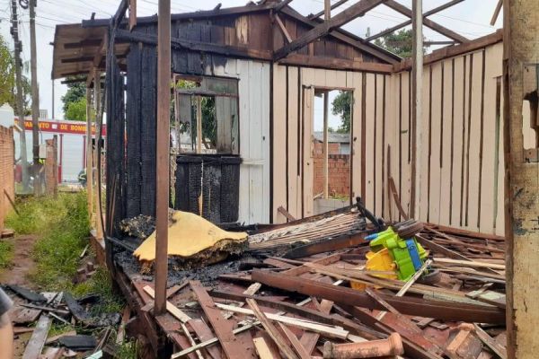 Imagem referente a notícia: Incêndio em residência é registrado no Bairro Clarito