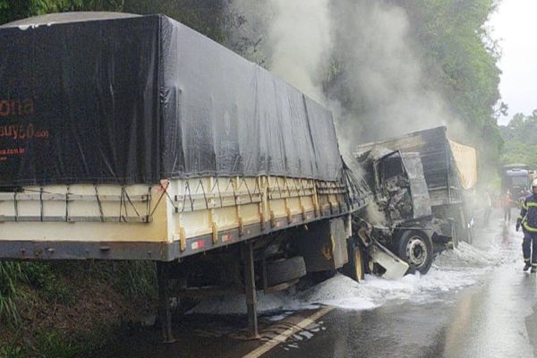 Imagem referente a notícia: Pai e filho se envolvem em grave acidente e um deles morre após caminhões pegarem fogo na BR-467