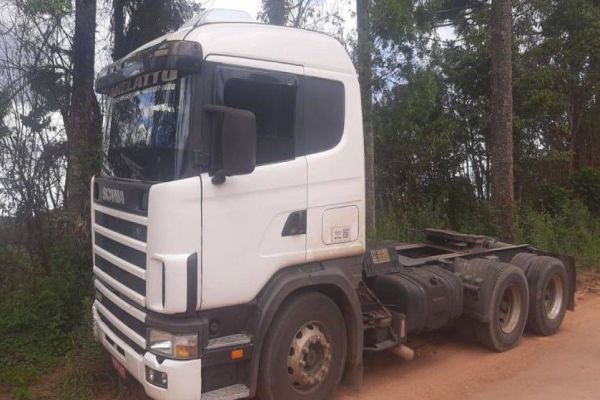 Caminhão roubado em caso que motorista virou refém dos bandidos é recuperado pela PM