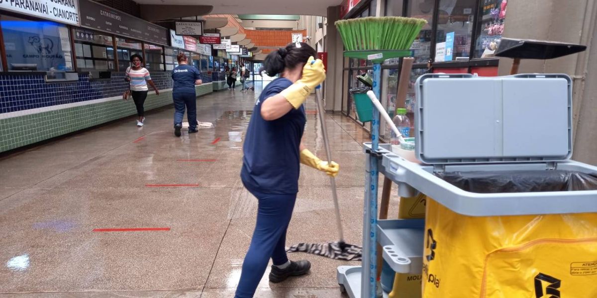 Serviços de limpeza do aeroporto e da rodoviária serão pagos conforme a utilização