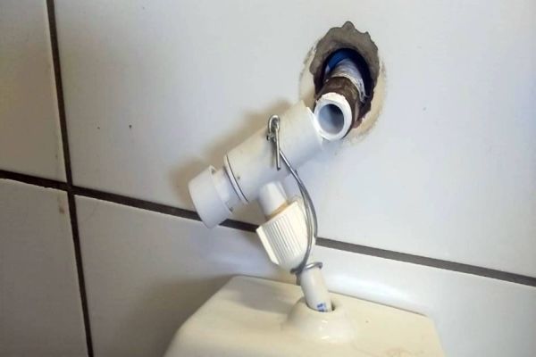 Vandalismo: você sabia que todos os dias é preciso consertar algum banheiro nos terminais?