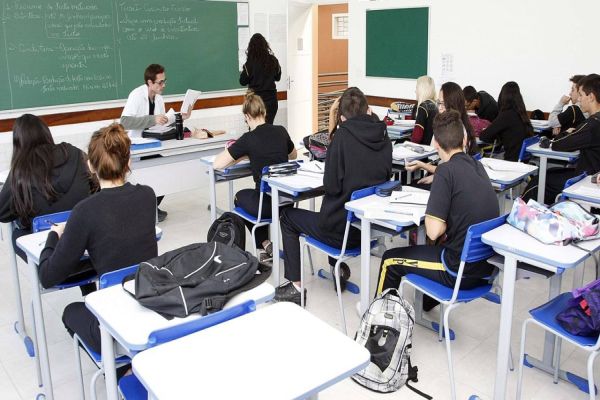 Aulas extras só para professores que não pedirem afastamento
