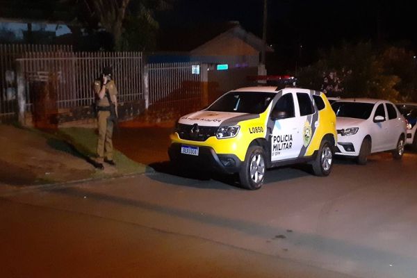 Imagem referente a notícia: Após troca de tiros, homem é baleado no braço e carro é crivado de bala na Rua Saldanha Marinho