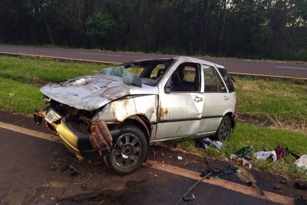 Carro conduzido por menor de 16 anos capota e deixa outras duas pessoas feridas na BR-467