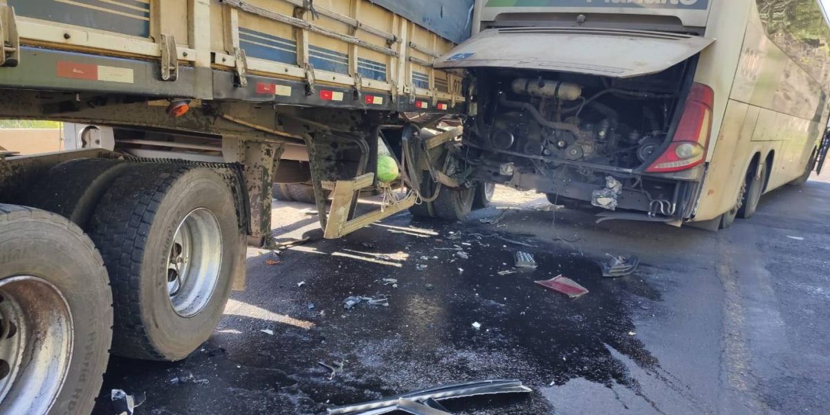 Acidente envolve carreta e ônibus na BR-163, entre Lindoeste e Santa Lúcia