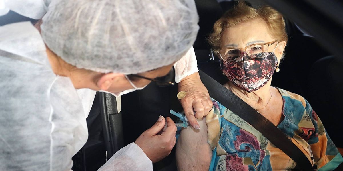 Cascavel vacina idosos acima de 90 anos até sexta