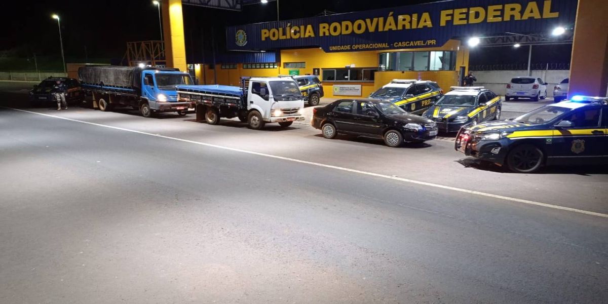 PRF Cascavel apreende 150.000 maços de cigarros e uma espingarda