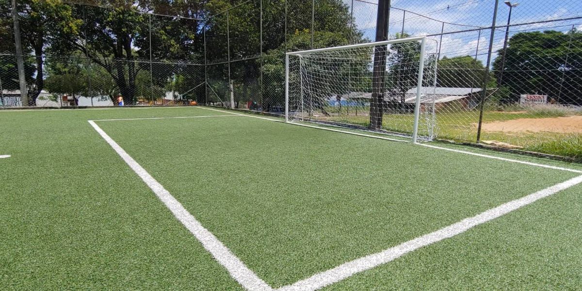 Prefeitura conclui revitalização de quadra sintética no Guarujá