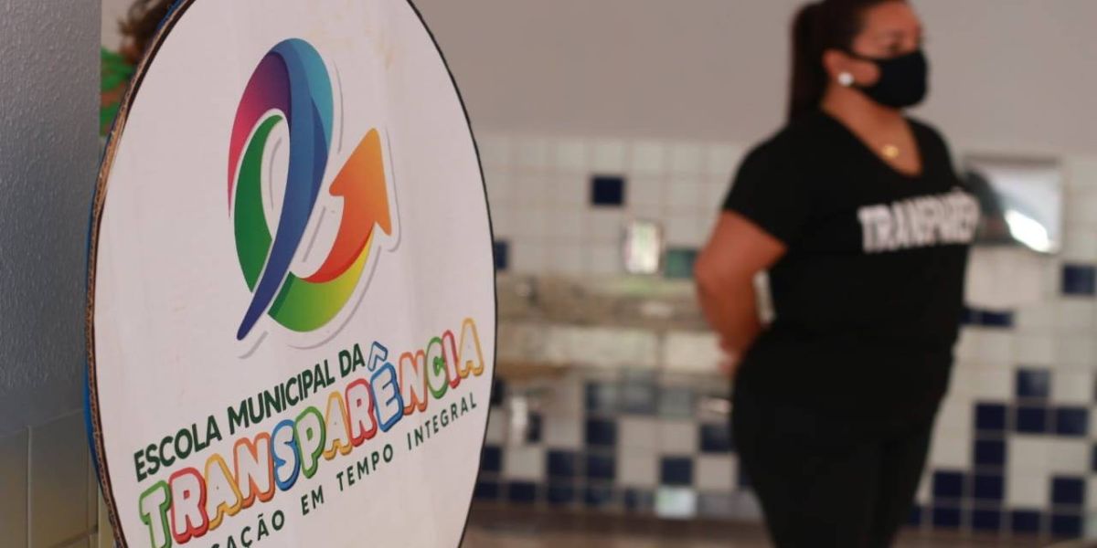 Paranhos acompanha início do ano letivo na Escola da Transparência