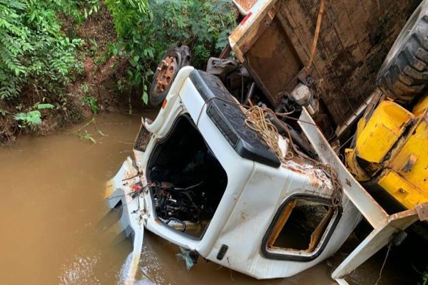 Caminhão cai de ribanceira na PR-364 entre Palotina e Encantado do Oeste