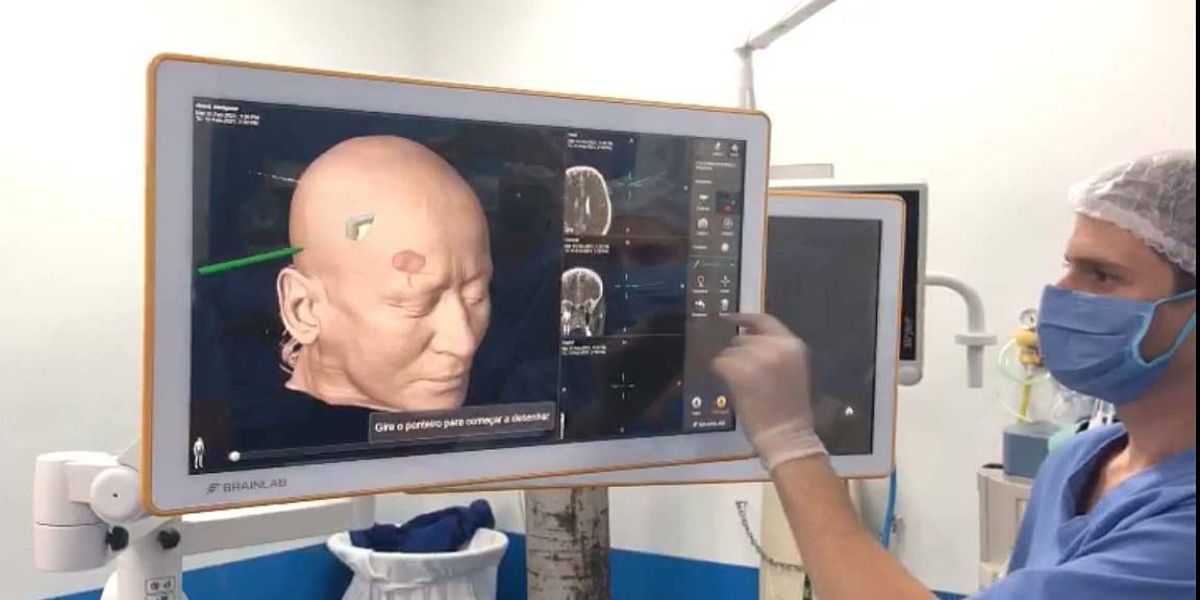 Hospital do Trabalhador realiza neurocirurgia com equipamento inédito no País