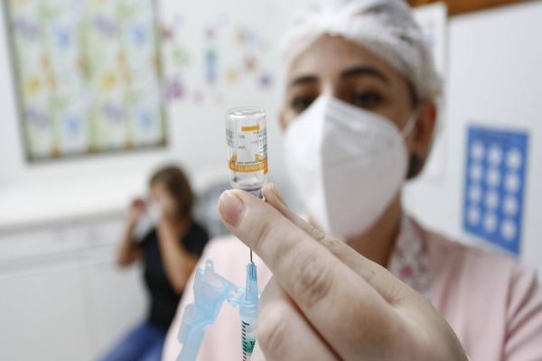 Aplicação da segunda dose da vacina avança no Paraná