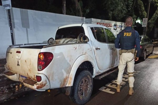 PRF recupera carro roubado preparado para o transporte de drogas no Paraná