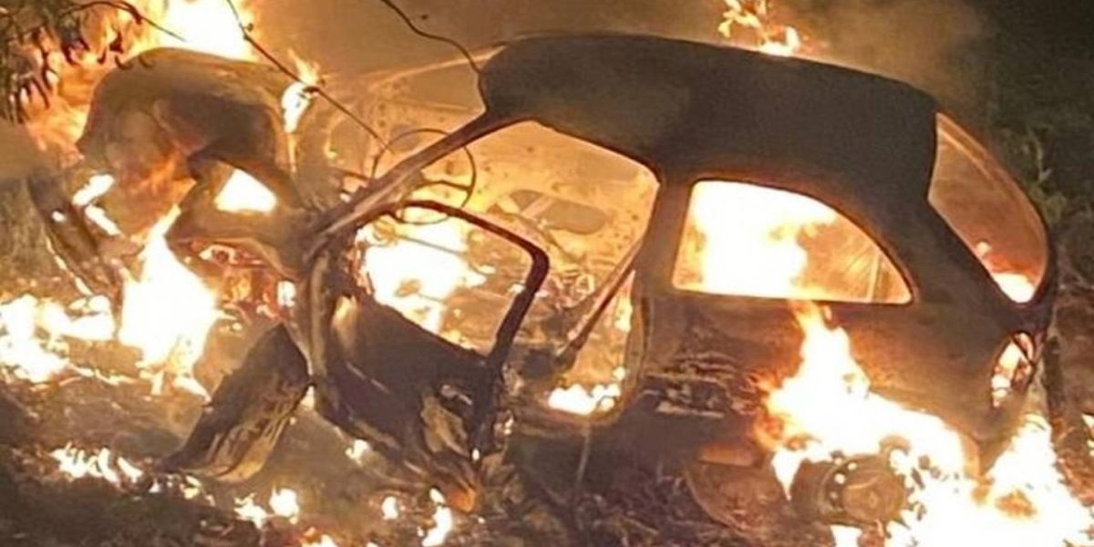 Carro pega fogo após bater contra árvore em Guaíra e motorista é salvo por populares