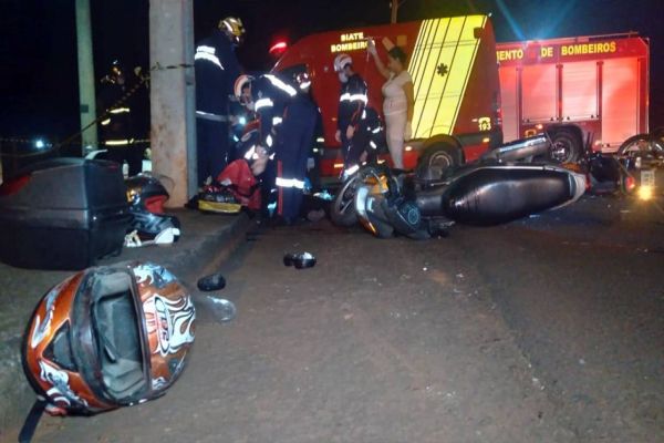 Imagem referente a notícia: Três pessoas ficam em estado grave após colisão frontal na marginal da PRc-467